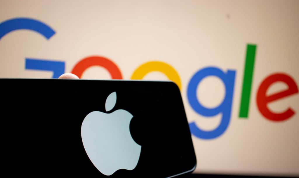 Ao fundo, o logo do Google; à frente o logo da Apple em smartphone