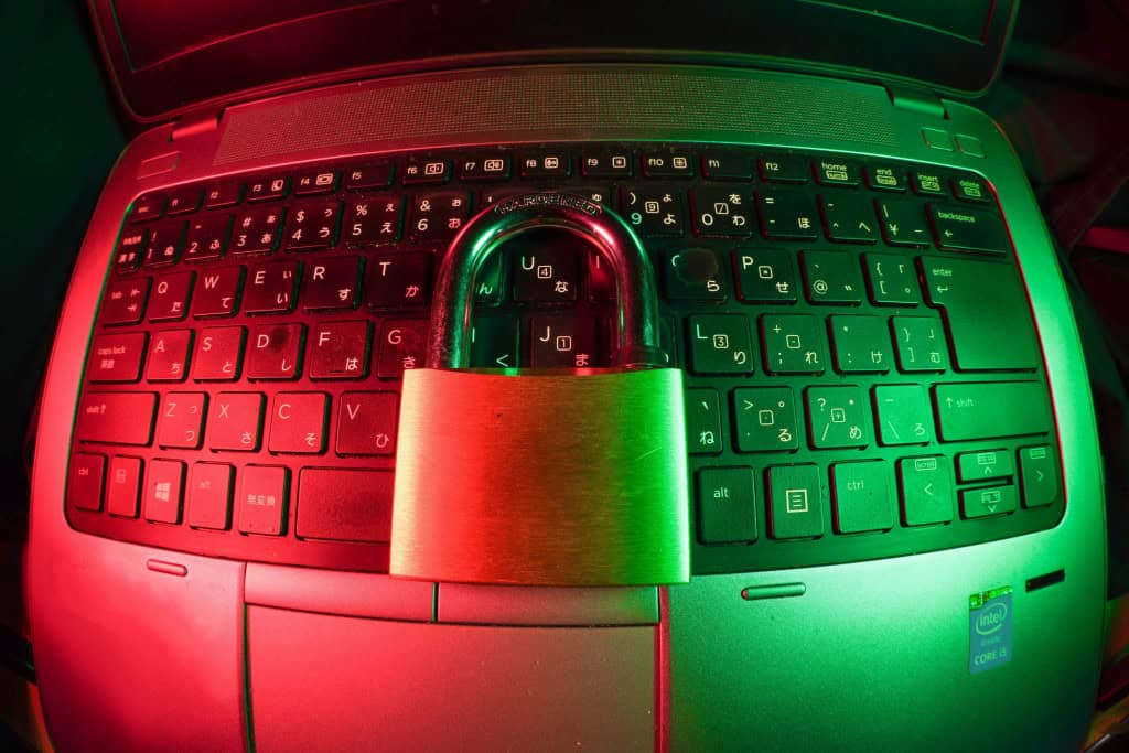 Imagem ilustrativa de teclado de computador com cadeado para matéria sobre programa de software crackeado no PC