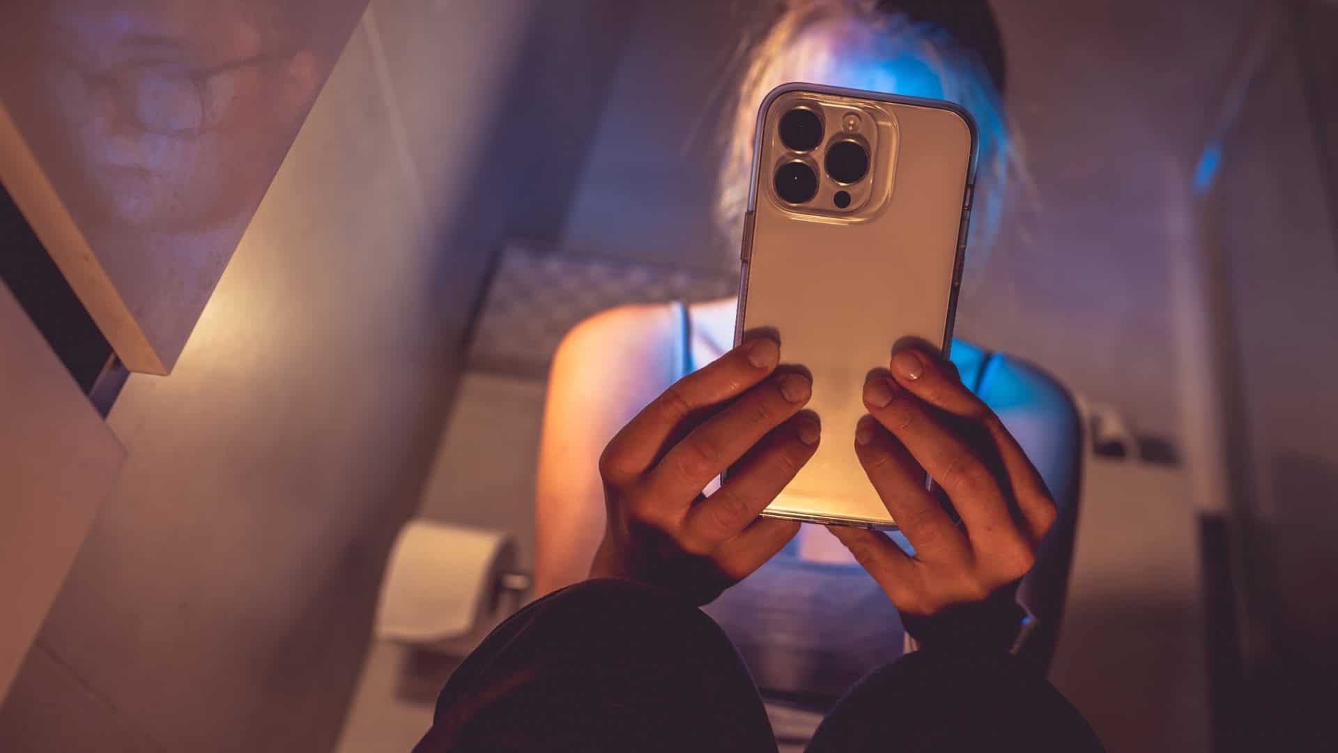 celular-no-banheiro-1-1920x1080