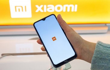 Pessoa com celular na mão com a logo da Xiaomi