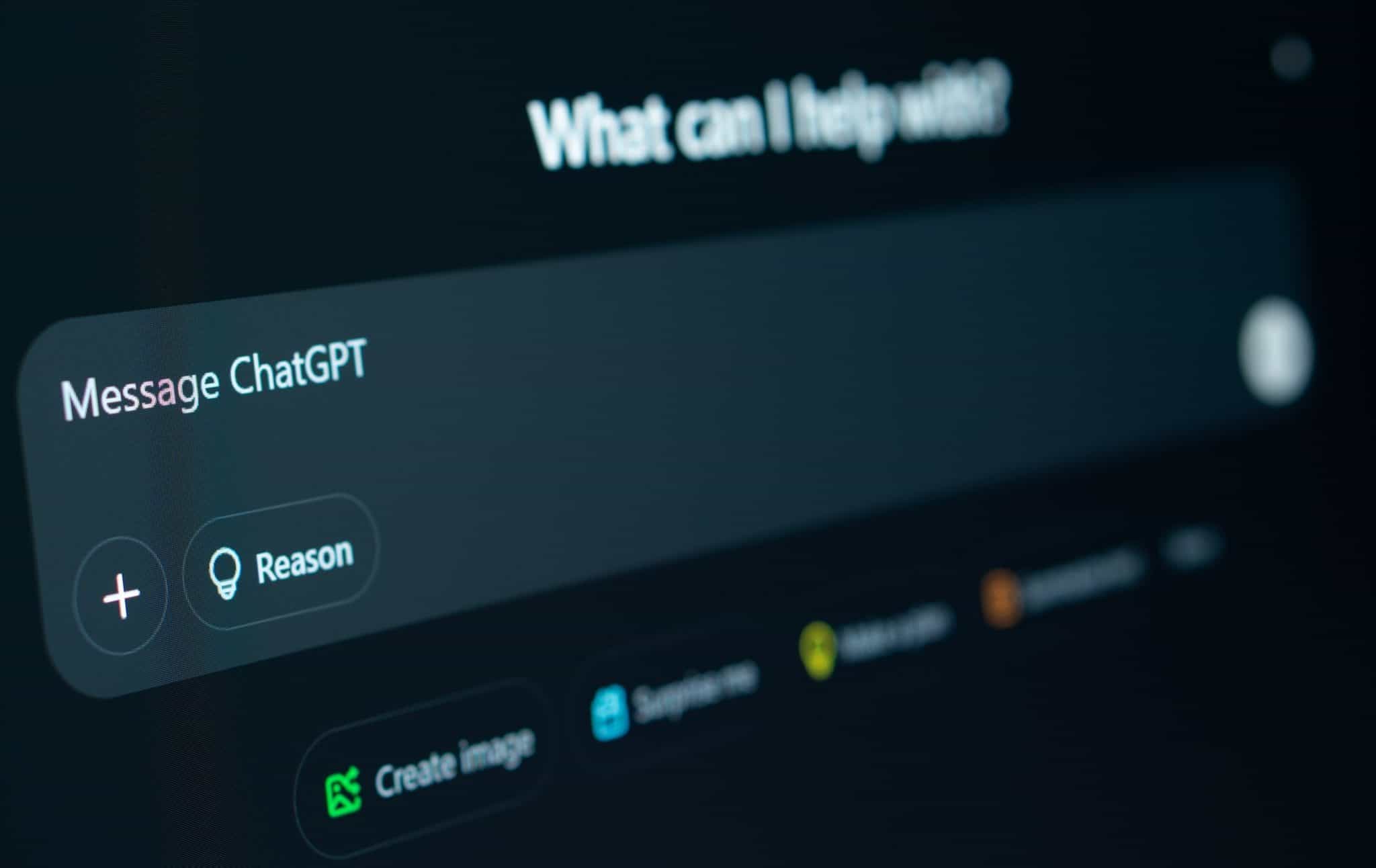 Tela de computador exibe a interface do ChatGPT e recursos de um assistente de inteligência artificial.