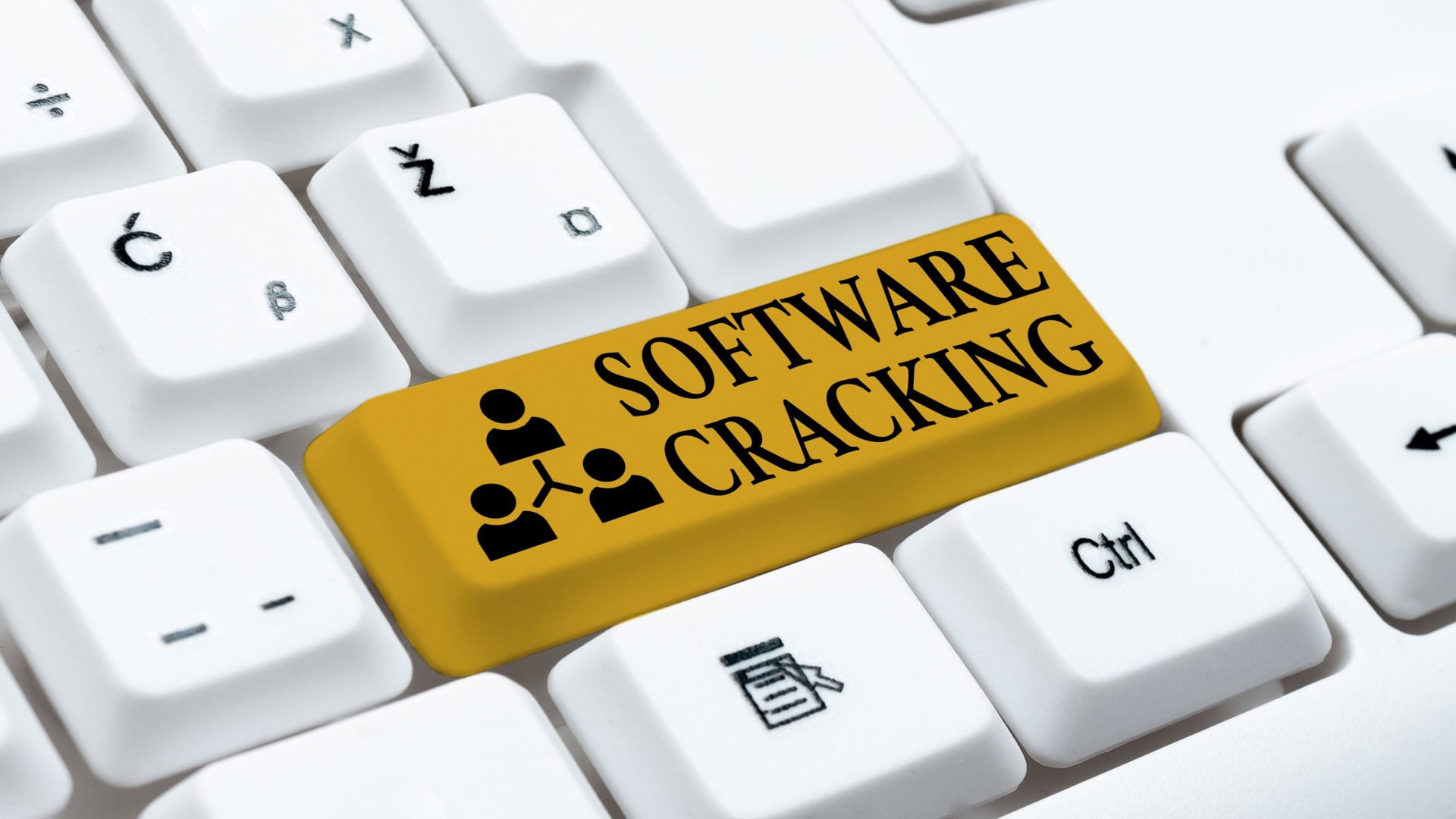 Foto ilustrativa mostrando placa de cracking de software em teclado de computador
