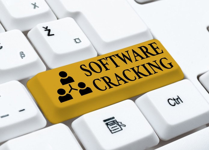 Foto ilustrativa mostrando placa de cracking de software em teclado de computador