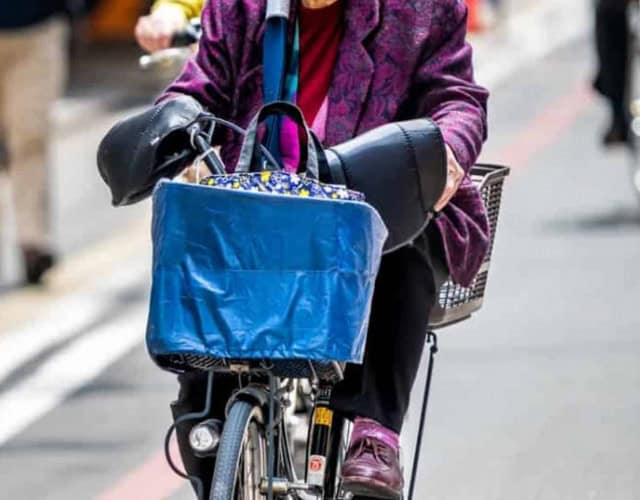 Capa - idosa japonesa bicicleta