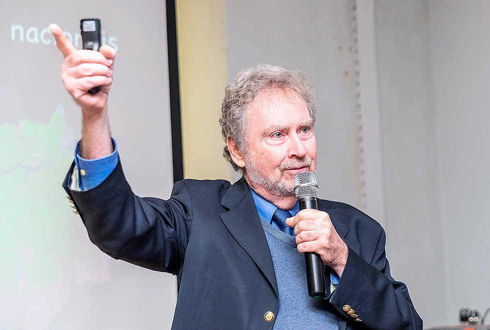 Davidovich erguendo a mão