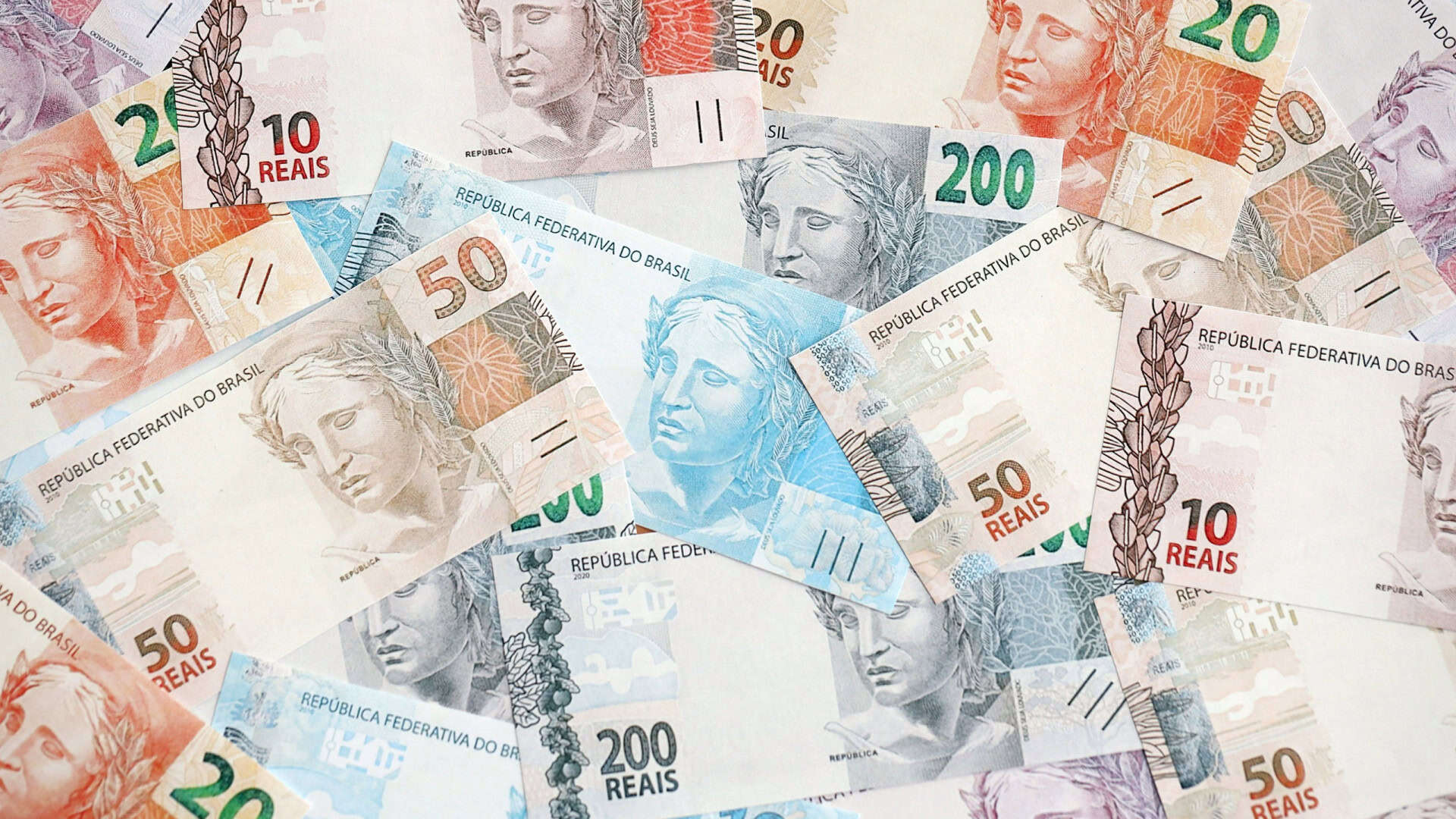 Várias notas de real