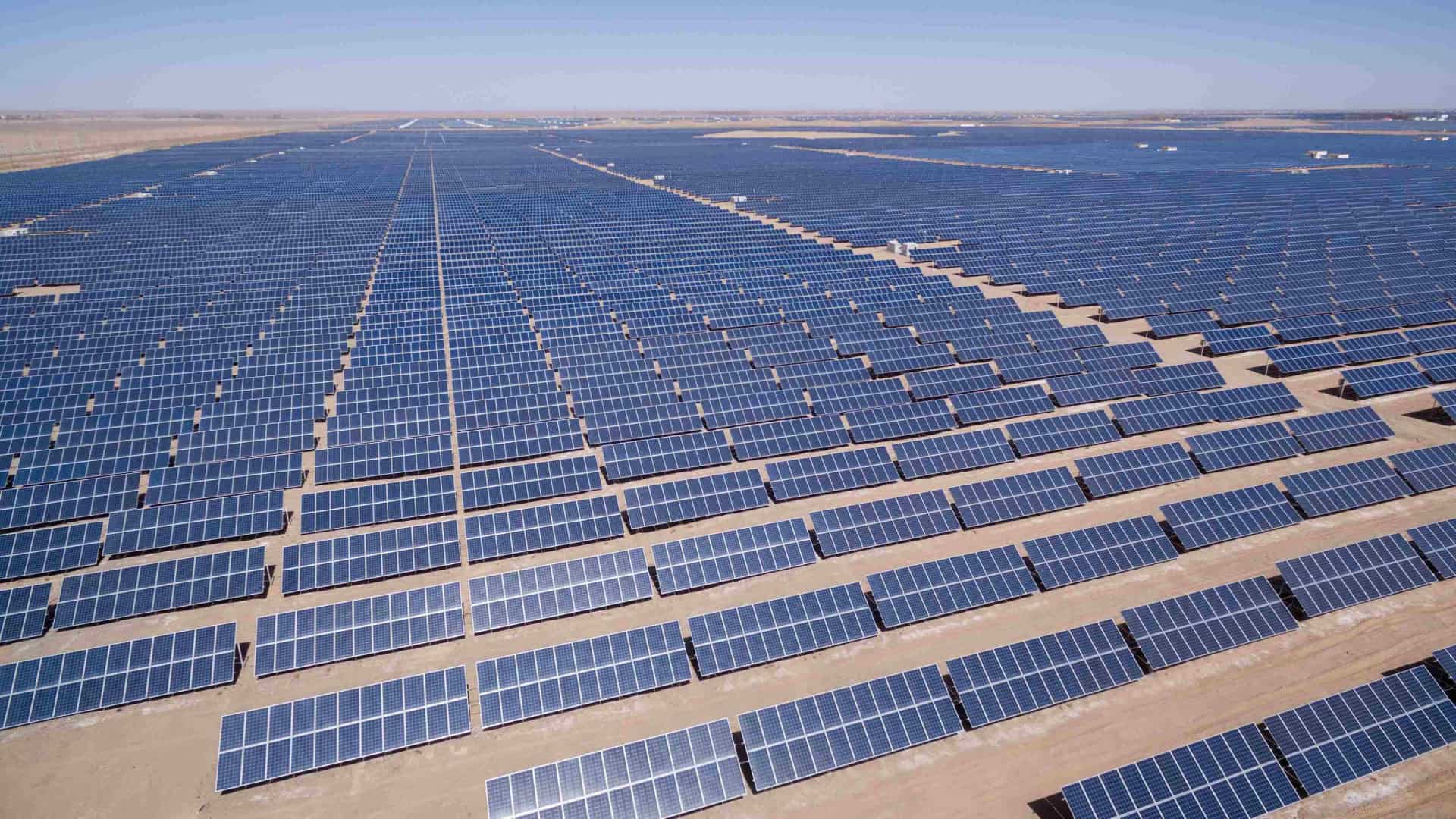 Vista aérea de fazenda de energia solar em Golmud, na província de Qinghai, na China