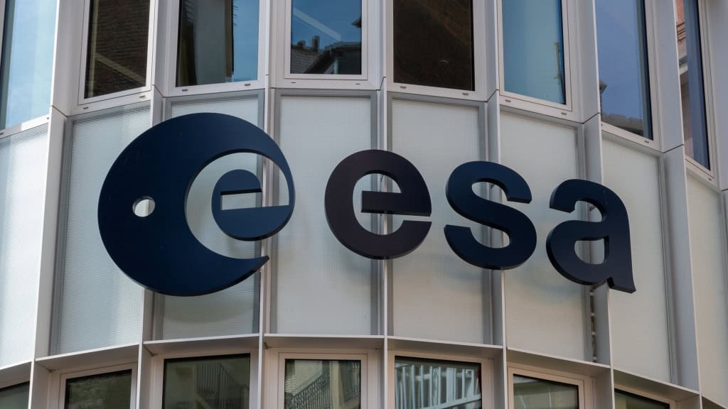 Logo da ESA na fachada da agência