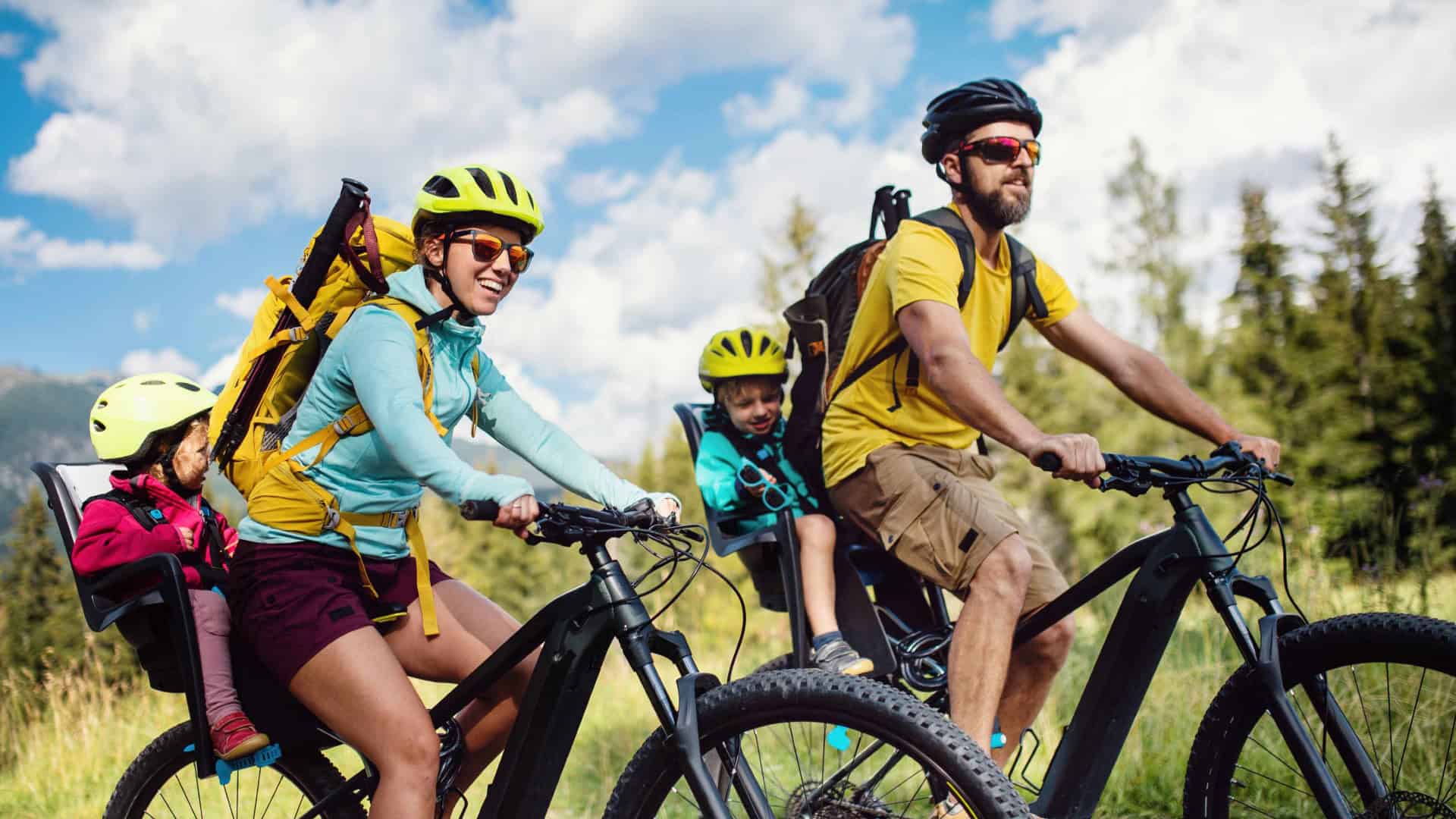 Família em passeio de bicicleta na natureza