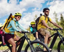 Família em passeio de bicicleta na natureza