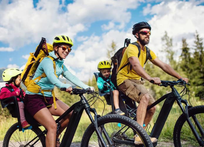 Família em passeio de bicicleta na natureza
