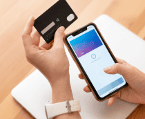 mulher segurando o celular enquanto adiciona o cartão em uma carteira digital