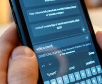 pessoa com o celular na mão utilizando chatgpt