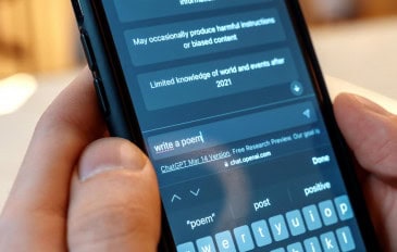 pessoa com o celular na mão utilizando chatgpt