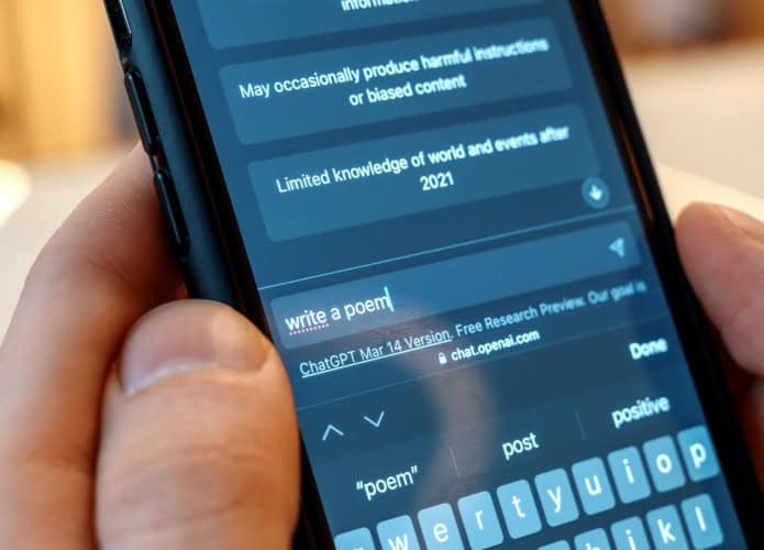 pessoa com o celular na mão utilizando chatgpt
