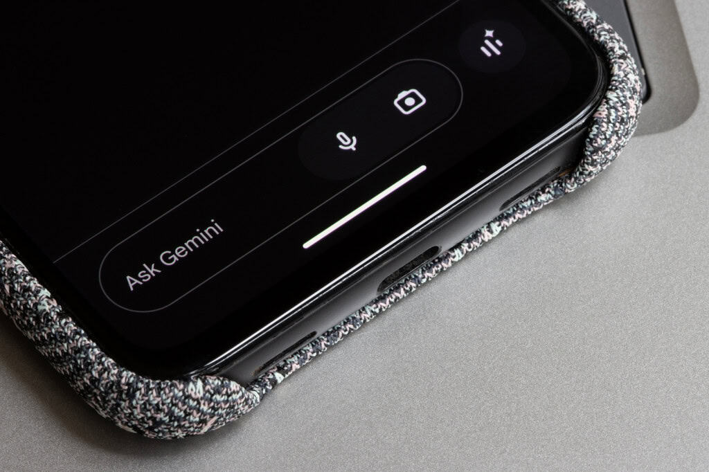 Recorte da parte inferior de um smartphone com os comandos de áudio e câmera do Gemini