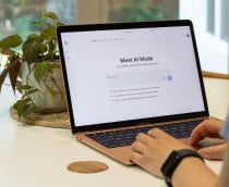 Pessoa mexe em notebook com a tela na página do Google AI Mode