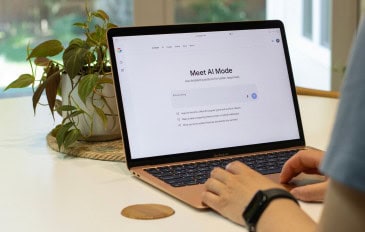 Pessoa mexe em notebook com a tela na página do Google AI Mode