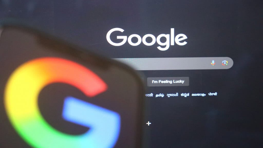 Imagem ilustrativa de página de pesquisa do Google e celular com logotipo