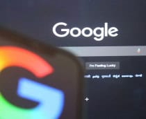 Imagem ilustrativa de página de pesquisa do Google e celular com logotipo