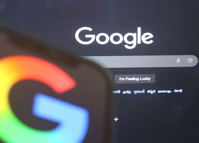 Imagem ilustrativa de página de pesquisa do Google e celular com logotipo