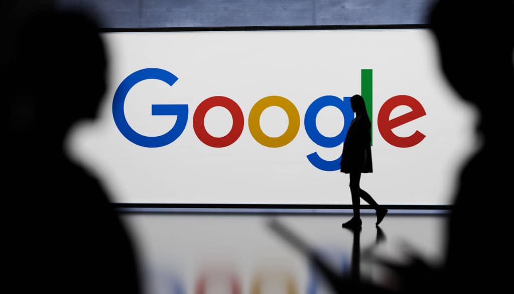 Imagem ilustrativa mostra silhuetas de pessoas e logotipo do Google