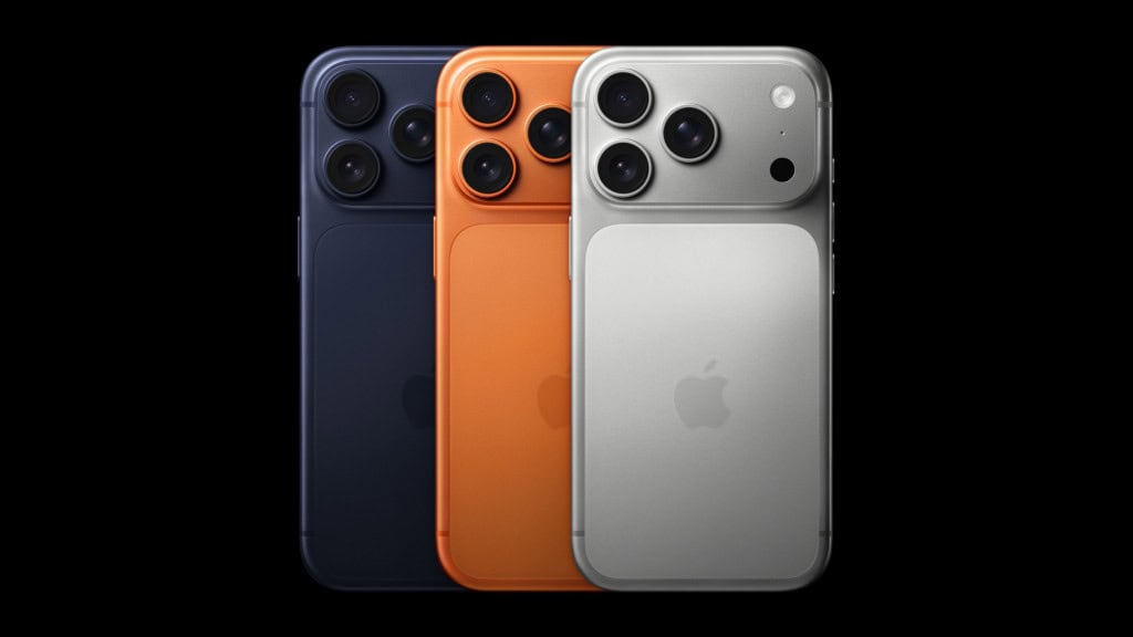 Modelos azul escuro, laranja e cinza claro de iPhone 17 Pro Max vistos de trás
