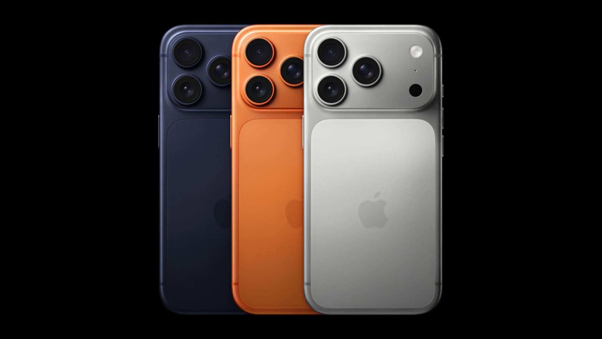 Modelos azul escuro, laranja e cinza claro de iPhone 17 Pro Max vistos de trás