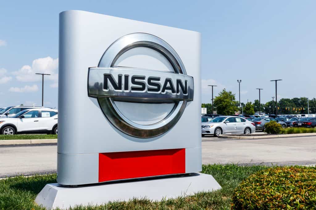 Nissan usa EVs para carregar data centers do Vale do Silício As contas da Nissan podem não estar passando por seus melhores dias, mas isso não impediu a montadora japonesa de iniciar um projeto-piloto um tanto quanto curioso. A empresa vai usar a bateria de seus veículos elétricos para fornecer energia a data centers do Vale do Silício. logo nissan