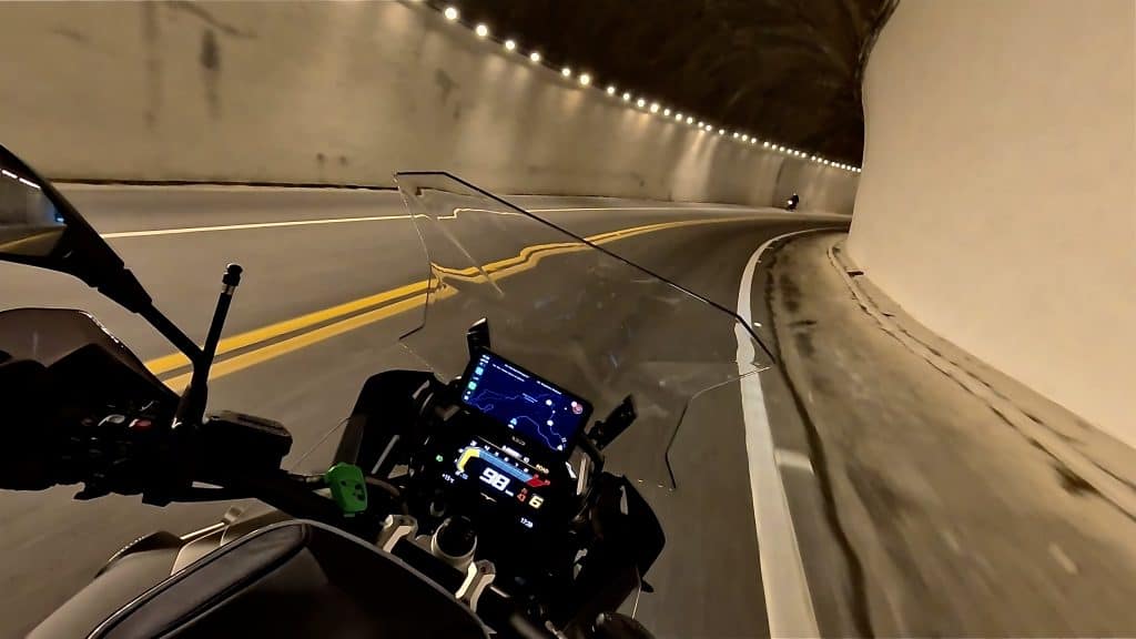 motocicleta no túnel