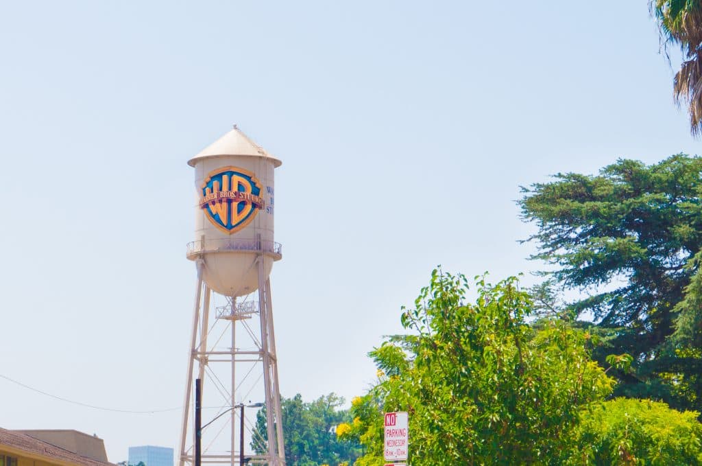 Midjourney é processada por ‘roubar’ personagens da Warner Bros A Warner Bros Discovery está processando a empresa de geração de fotos por IA Midjourney por violação de direitos autorais. O estúdio acusa a companhia de “roubar” seus trabalhos para gerar imagens do Batman, Superman, Mulher-Maravilha, Scooby-Doo e Pernalonga, informa a Reuters. warner bros torre