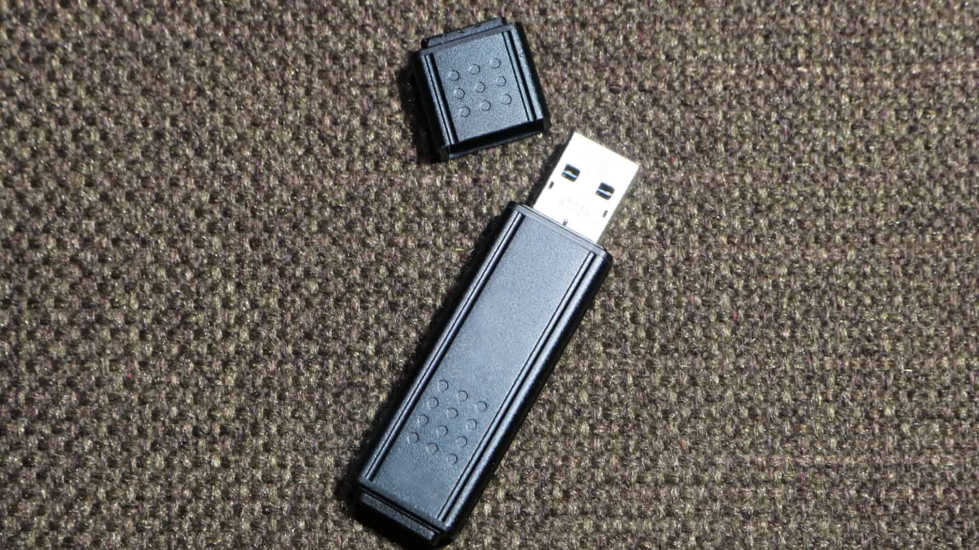 um pendrive sem tampa em cima de uma superfície com textura