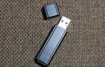 um pendrive sem tampa em cima de uma superfície com textura