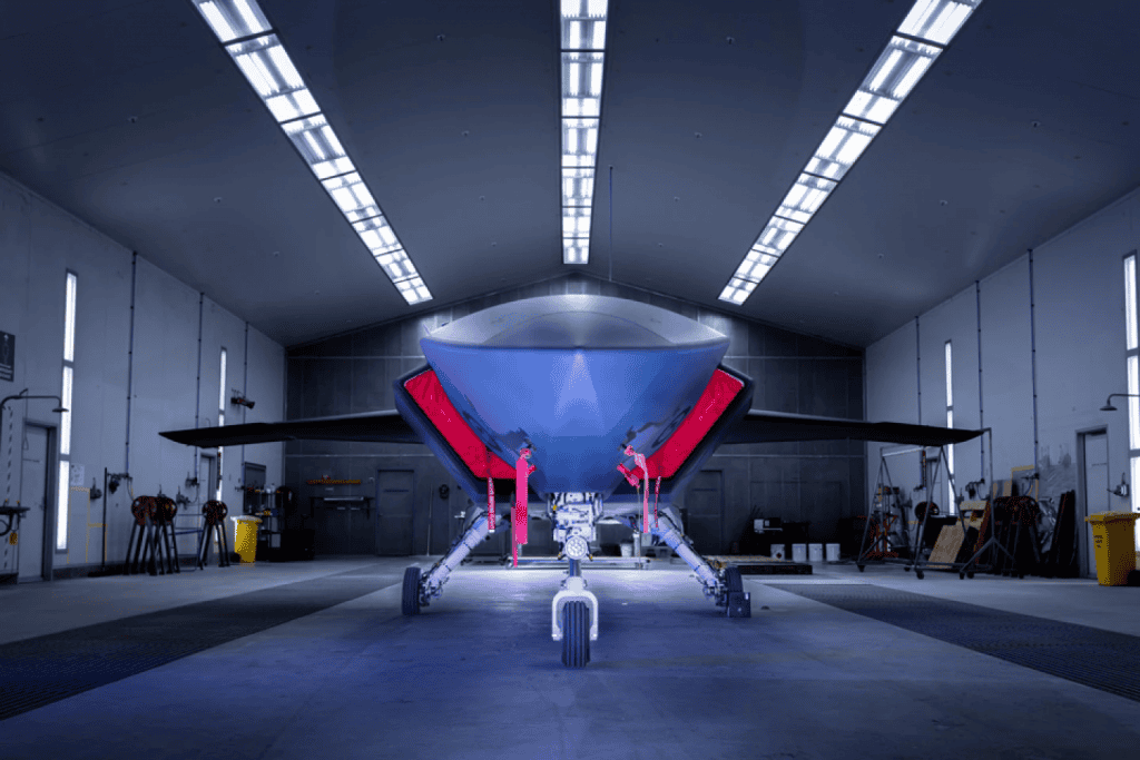 Conheça o “fantasma”, novo drone militar da Boeing Drones de combate já são componentes fundamentais das forças aéreas de muitos exércitos pelo mundo. Eles exigem muita pesquisa e anos de desenvolvimento, por isso muitos países optam por parcerias com grandes empresas dos setores de aviação ou bélico para produzi-los. O drone foi desenvolvido para "dialogar" com outras aeronaves (Imagem: Boeing/Divulgação)