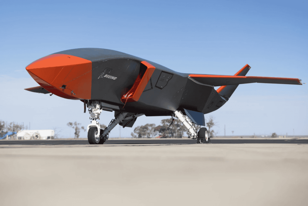 Conheça o “fantasma”, novo drone militar da Boeing Drones de combate já são componentes fundamentais das forças aéreas de muitos exércitos pelo mundo. Eles exigem muita pesquisa e anos de desenvolvimento, por isso muitos países optam por parcerias com grandes empresas dos setores de aviação ou bélico para produzi-los. Inúmeras horas de vôo habilitaram o drone para ser utilizado em alguns meses (Imagem: Boeing/Divulgação)