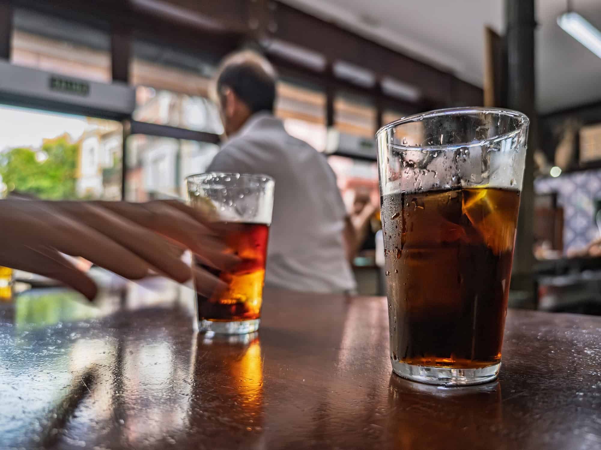 O que é metanol? Descubra se é possível identificá-lo em bebidas