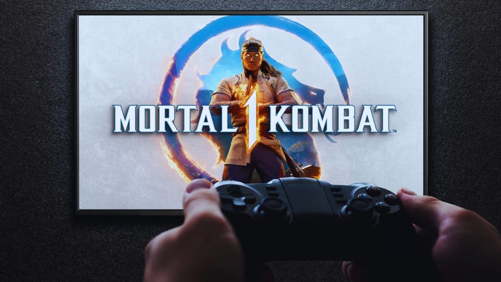 Mortal Kombat 1 na TV com controle em mãos