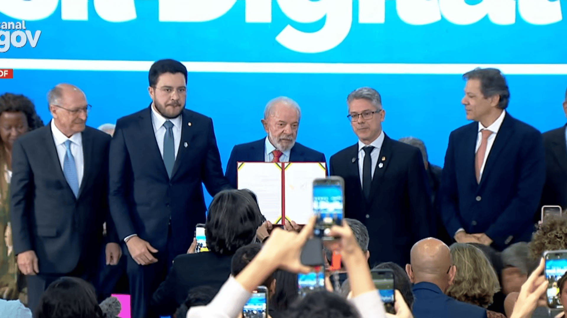 Lula exibindo lei sancionada