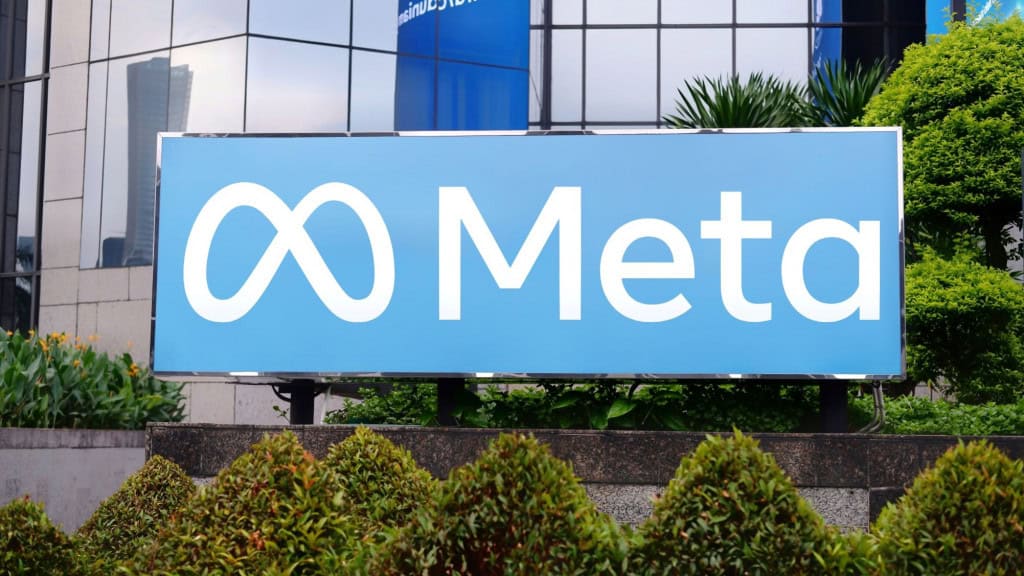 Logo da Meta na fachada de um prédio