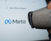 Ao fundo, desfocado, logo da Meta contrastando com o rosto de uma pessoa quase de perfil e com um óculos e realidade virtual