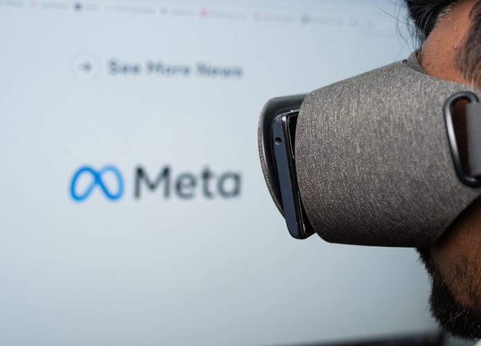 Ao fundo, desfocado, logo da Meta contrastando com o rosto de uma pessoa quase de perfil e com um óculos e realidade virtual