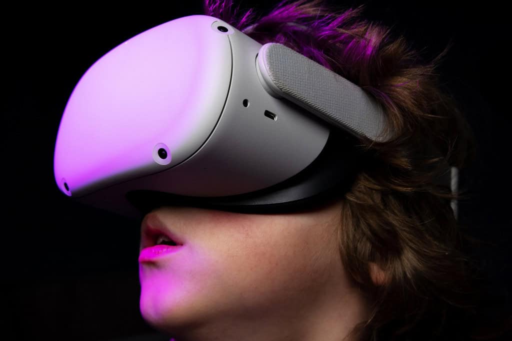 Criança com óculos de realidade virtual