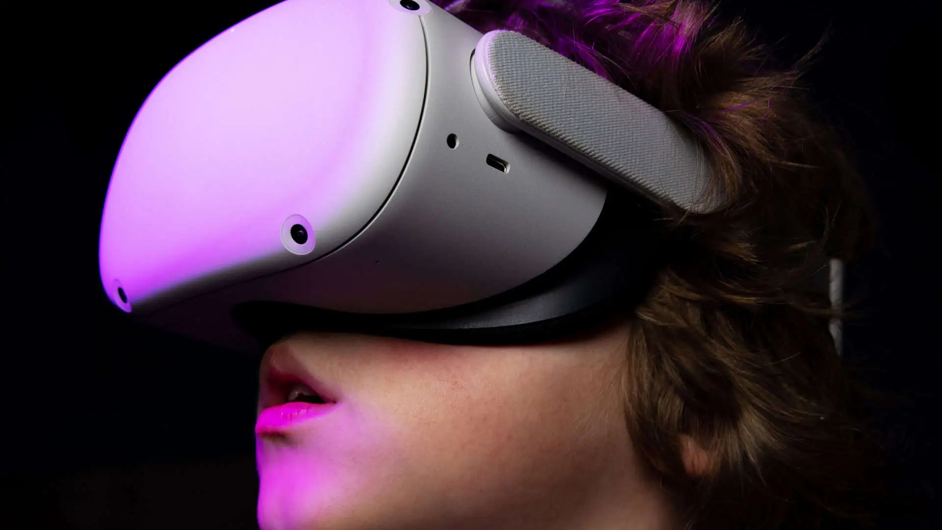 Criança com um óculos de realidade virtual