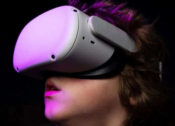 Criança com um óculos de realidade virtual