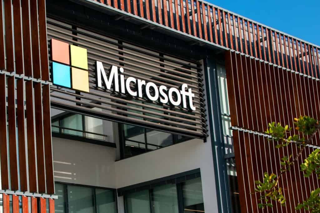 Logo da Microsoft na frente de uma loja