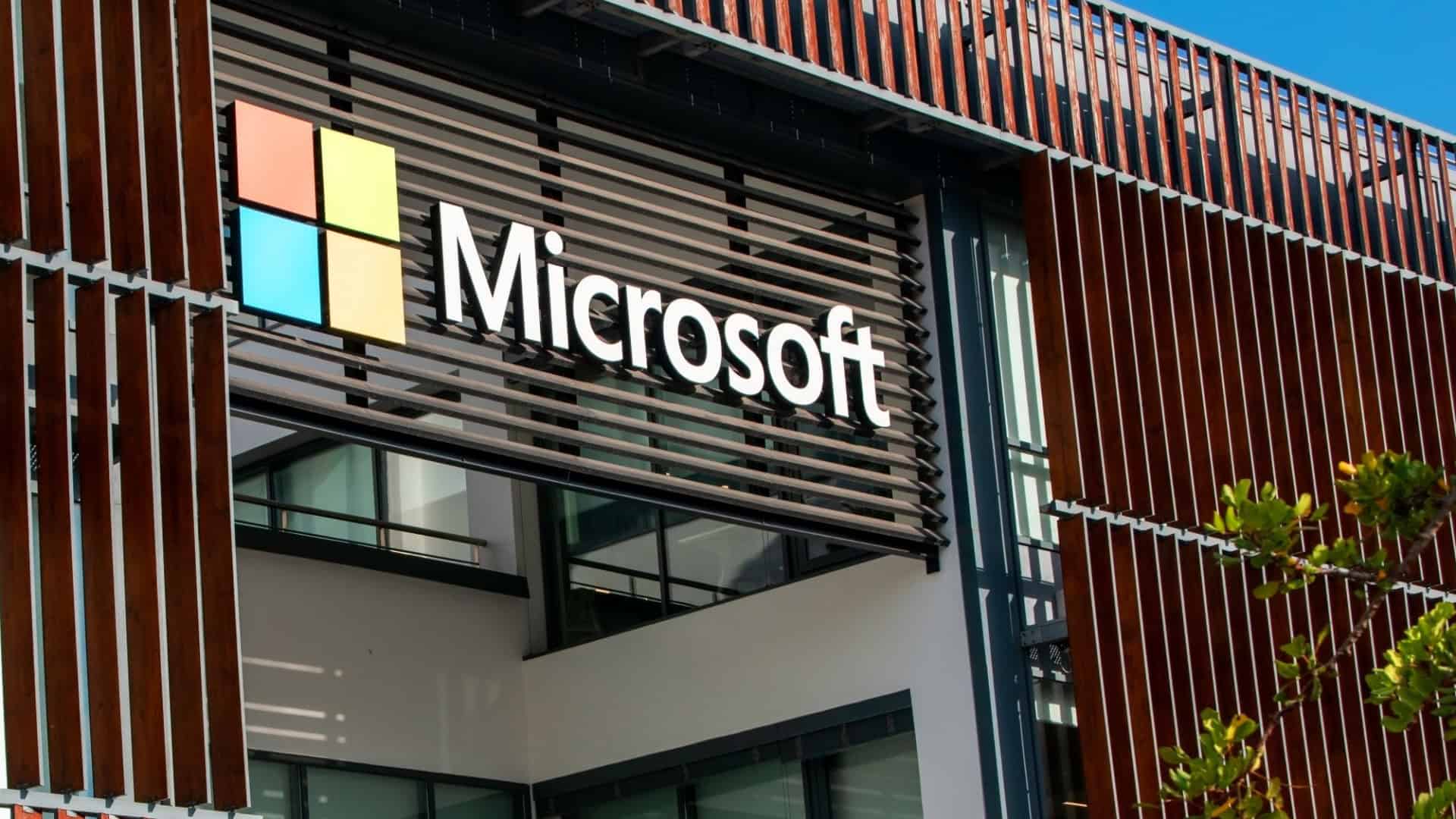 Logo da Microsoft na frente de uma loja