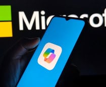 Ao fundo, logo da Microsoft; à frente, logo do Copilot em um smartphone