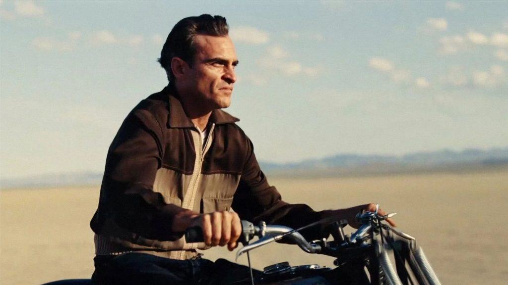 joaquim phoenix em uma moto