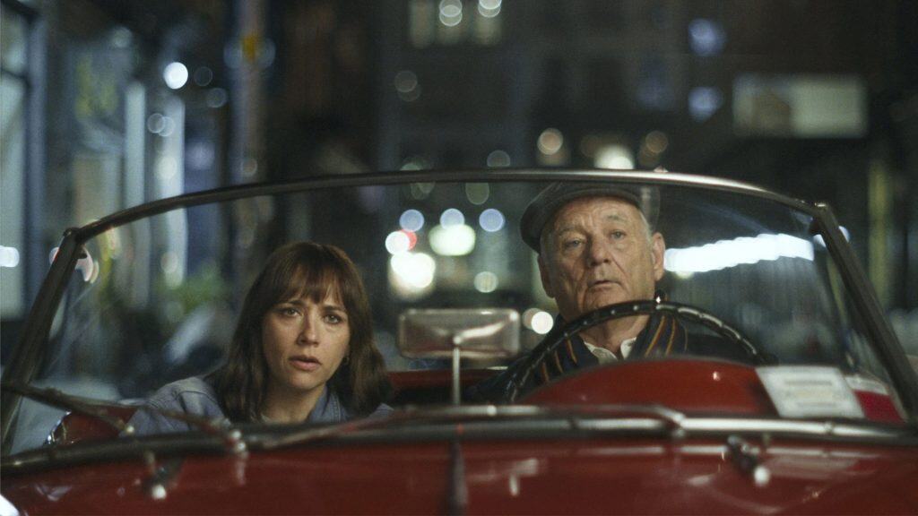 um homem velho e uma jovem mulher em um carro
