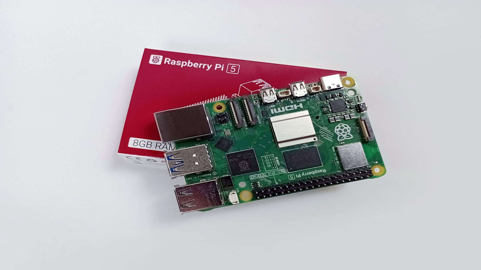Imagem mostra caixa com Raspberry Pi 5. O Raspberry Pi é um computador de placa única tamanho cartão de crédito desenvolvido no Reino Unido.